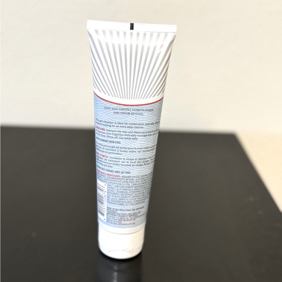 FIRST AID BEAUTY DEEP CLEANSER WITH RED CLAY - Picture 2 of 5